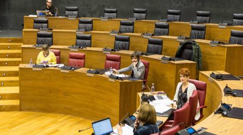 Reunión de la Mesa y Junta de Portavoces del Parlamento de Navarra en el salón de plenos el pasado 16 de marzo. Reunión de la Mesa y Junta de Portavoces del Parlamento de Navarra en el salón de plenos el pasado 16 de marzo.
