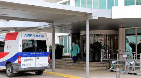 La ambulancia que ha trasladado al enfermo, este lunes en el hotel Iruña Park. La ambulancia que ha trasladado al enfermo, este lunes en el hotel Iruña Park.