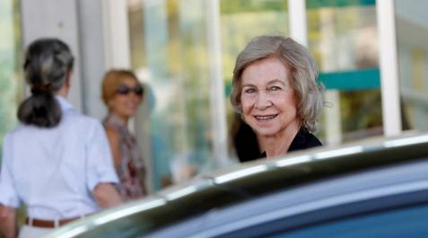 Doña Sofía llega al hospital a visitar al rey Juan Carlos Doña Sofía llega al hospital a visitar al rey Juan Carlos