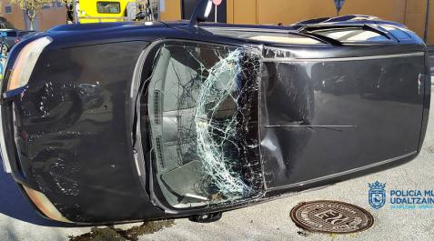 Herido leve tras sufrir un accidente y volcar con su coche en la Rochapea Herido leve tras sufrir un accidente y volcar con su coche en la Rochapea