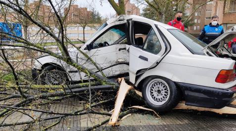 Tres heridos leves en un accidente en la Avenida de Navarra Tres heridos leves en un accidente en la Avenida de Navarra