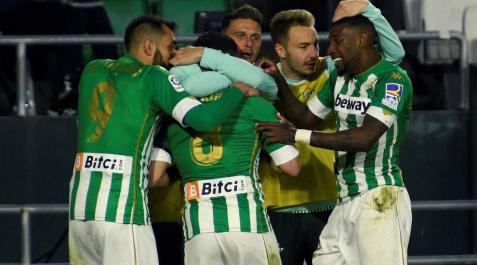 Fekir y Juanmi desatascan al Betis en la segunda parte Fekir y Juanmi desatascan al Betis en la segunda parte