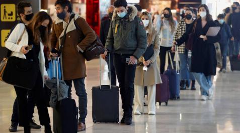 Viajeros hacen cola frente a un mostrador de facturación en el aeropuerto Adolfo Suárez-Barajas de Madrid. Viajeros hacen cola frente a un mostrador de facturación en el aeropuerto Adolfo Suárez-Barajas de Madrid.