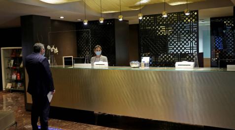 Imagen de la recepción del Hotel Tres Reyes, que reabrió sus puertas a los clientes esta misma semana. Imagen de la recepción del Hotel Tres Reyes, que reabrió sus puertas a los clientes esta misma semana.