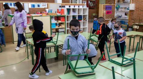 Niños con mascarilla en un aula del Colegio Público de Noáin. Niños con mascarilla en un aula del Colegio Público de Noáin.