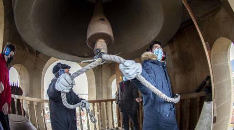 Fotos del grupo de campaneros de la Catedral de Pamplona El grupo de campaneros de la Catedral de Pamplona se formó en 2011 y desde entonces se reúnen alrededor de 40 veces al año para bandear, tañer y repicar a la campana María, reina de la catedral, y sus hermanas de ambas torres