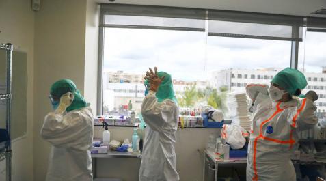 Profesionales médicos se preparan antes de entrar a la UCI en el Hospital de La Paz de Madrid. Profesionales médicos se preparan antes de entrar a la UCI en el Hospital de La Paz de Madrid.