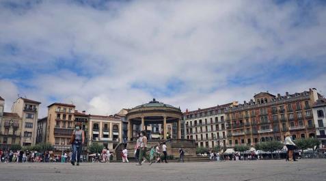 Viadantes cruzan poco antes del mediodía de ayer por la plaza del Castillo. Viadantes cruzan poco antes del mediodía de ayer por la plaza del Castillo.