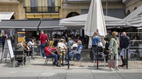 Fotos de las terrazas llenas en Jueves Santo en Navarra Las nuevas terrazas junto a la plaza de toros y las de la Plaza del Castillo se llenaron con motivo de la jornada festiva.