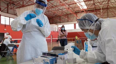 Fotos del cribado de Covid-19 en Arguedas El departamento de Salud está llevando a cabo este viernes, 2 de abril, un cribado en Arguedas ante el incremento de positivos de Covid-19 registrado en los últimos días.