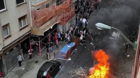 Aficionados del Athletic queman contenedores en Bilbao Varias personas que se encontraban en la zona de Pozas han cruzado contenedores, dando fuego a alguno de ellos, lo que ha obligado a intervenir a los Bomberos. Además, han lanzado objetos contra la Ertzaintza.
