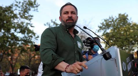 Incidentes y carga policial en el acto de Vox en Vallecas La Policía Nacional ha cargado contra los manifestantes congregados en Vallecas para protestar por el acto de precampaña de Vox, algunos de los cuales han lanzado botellas y otros objetos contra el líder nacional del partido, Santiago Abascal.
