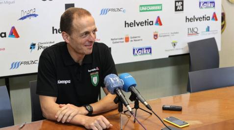 El técnico Quique Domínguez en la rueda de prensa de ayer celabrada en la SCDR Anaitasuna. El técnico Quique Domínguez en la rueda de prensa de ayer celabrada en la SCDR Anaitasuna.