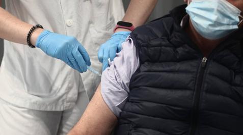 Un hombre es vacunado con una dosis de AstraZeneca contra el Covid-19 en el Hospital de Emergencias Enfermera Isabel Zendal en Madrid Un hombre es vacunado con una dosis de AstraZeneca contra el Covid-19 en el Hospital de Emergencias Enfermera Isabel Zendal en Madrid