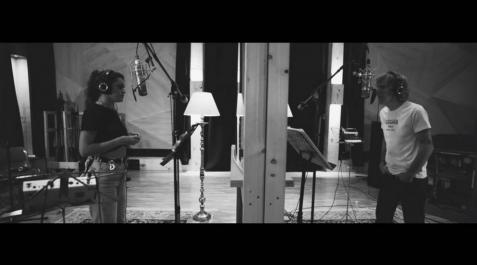 Amaia y Mikel Erentxun grabando la canción 'Esos ojos negros' Amaia y Mikel Erentxun grabando la canción 'Esos ojos negros'