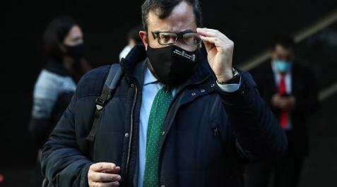 El consejero de Interior, Javier Remírez, con las gafas empañadas por la mascarilla en el Parlamento. El consejero de Interior, Javier Remírez, con las gafas empañadas por la mascarilla en el Parlamento.