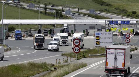 Vehículos atravesando el peaje de Zuasti de la Autopista de Navarra, en una imagen de archivo. Vehículos atravesando el peaje de Zuasti de la Autopista de Navarra, en una imagen de archivo.