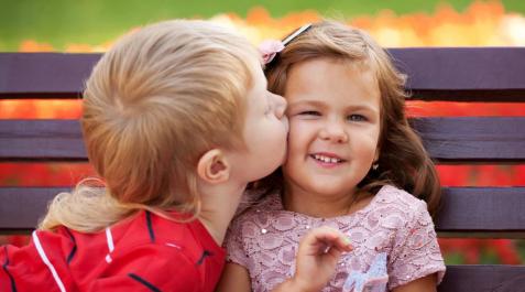 Un niño besa a una niña Un niño besa a una niña