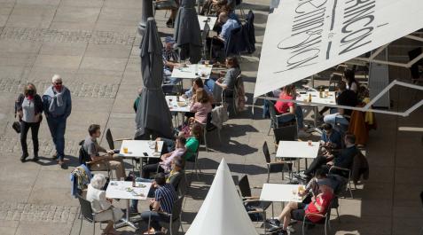 Fotos de clientes en los bares de Pamplona antes de que vuelvan a cerrar el interior de la hostelería El sol y las altas temperaturas animaron a los pamploneses a disfrutar del primer domingo de Semana Santa en los bares