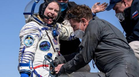 Momento en el que la astronauta de la NASA Kathleen Rubins es ayudada a salir de la cápsula Momento en el que la astronauta de la NASA Kathleen Rubins es ayudada a salir de la cápsula