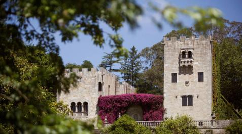 Una de las fachadas del Pazo de Meirás con los jardines y el muro exterior. Una de las fachadas del Pazo de Meirás con los jardines y el muro exterior.