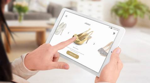 Una chica selecciona los artículo que va a comprar en una plataforma de ventas on line. Una chica selecciona los artículo que va a comprar en una plataforma de ventas on line.