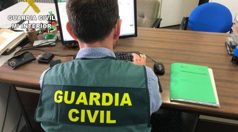 Un Guardia Civil investiga delitos informáticos en un ordenador. Un Guardia Civil investiga delitos informáticos en un ordenador.