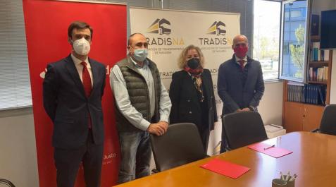 Fernando Escalera, Inés Abendaño y Rubén Marcos por parte del Santander junto a Alberto Latorre, coordinador de Tradisna. Fernando Escalera, Inés Abendaño y Rubén Marcos por parte del Santander junto a Alberto Latorre, coordinador de Tradisna.