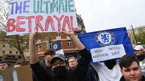Protestas de los aficionados del Chelsea contra la Superliga. Protestas de los aficionados del Chelsea contra la Superliga.