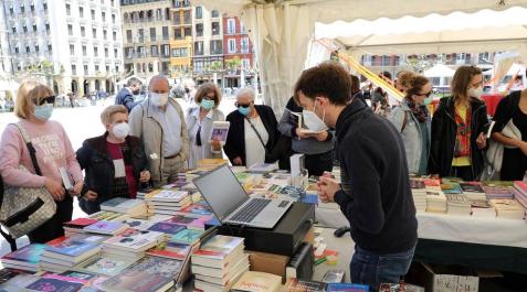 Día del libro en la Plaza del Castillo de Pamplona Las librerías salen a la calle en el Día del Libro con descuentos y flores