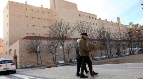 Dos personas mayores pasean por delante de la Residencia de Ancianos La MIsericordia de Tudela Dos personas mayores pasean por delante de la Residencia de Ancianos La MIsericordia de Tudela