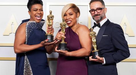 Jamika Wilson, Mia Neal y Sergio López-Rivera, con su Oscar. Jamika Wilson, Mia Neal y Sergio López-Rivera, con su Oscar.