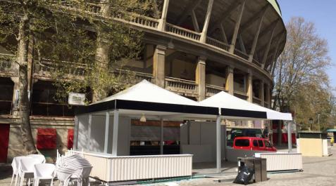 Fotos de las terrazas de bares en la plaza de toros de Pamplona Los bares que han colocado terrazas para atender al público en el exterior del coso taurino ultiman los trabajos antes de la apertura, el 1 de abril.