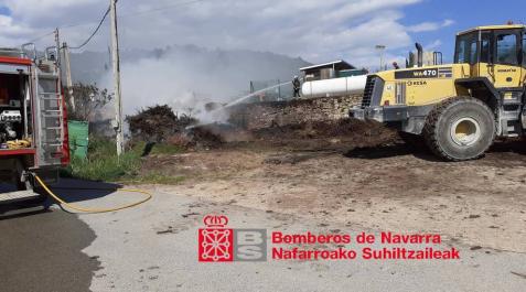 Un incendio afecta a la zona de vertidos para compost en Mañeru Un incendio afecta a la zona de vertidos para compost en Mañeru