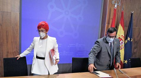 Javier Remírez, y la consejera de Salud, Santos Induráin, en la sala de prensa del Palacio de Navarra. Javier Remírez, y la consejera de Salud, Santos Induráin, en la sala de prensa del Palacio de Navarra.