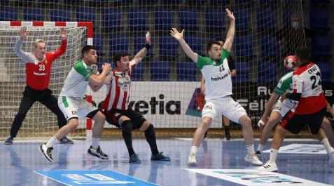 Fotos del Helvetia Anaitasuna-Puerto Sagunto El Helvetia Anaitasuna venció de forma clara al Fertiberia Puerto Sagunto (33-28) y volvió a ganar tras cuatro derrotas consecutivas.