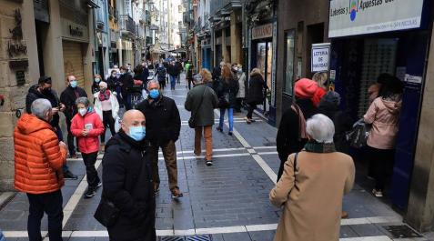 Ambiente de compras en las calles del casco viejo de Pamplona La pandemia del coronavirus no ha evitado que los navarros salgan a la calle a hacer sus compras en el puente foral.