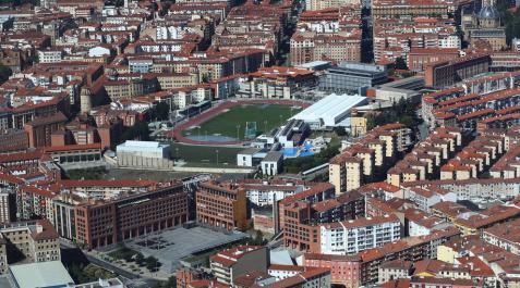 Vista aérea de viviendas en Pamplona, con el estadio Larrabide en el centro. Vista aérea de viviendas en Pamplona, con el estadio Larrabide en el centro.