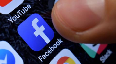 Una persona accede a la red social Facebook a través de la aplicación del móvil. Una persona accede a la red social Facebook a través de la aplicación del móvil.