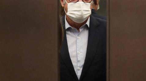 El candidato del PSOE a la Presidencia de la Comunidad de Madrid, Angel Gabilondo, subiendo a un ascensor. El candidato del PSOE a la Presidencia de la Comunidad de Madrid, Angel Gabilondo, subiendo a un ascensor.