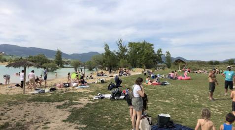 Científicos de personas disfrutan del embalse de Alloz Científicos de personas disfrutan del embalse de Alloz