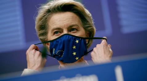 Ursula Von der Leyen se coloca la mascarilla en su rueda de prensa en Bruselas. Ursula Von der Leyen se coloca la mascarilla en su rueda de prensa en Bruselas.
