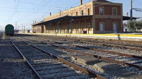 Dos detenidos y un investigado por hacer pintadas en varios vagones de tren en Castejón Dos detenidos y un investigado por hacer pintadas en varios vagones de tren en Castejón