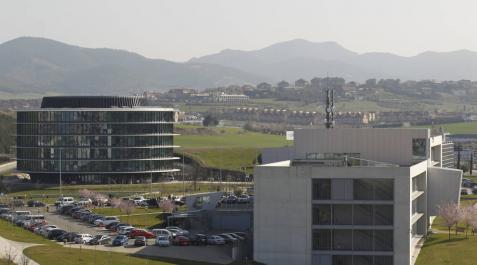 Vista de la sede de Acciona en Sarriguren con Gorraiz al fondo.