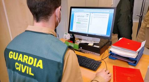 La Guardia Civil esclarece una estafa a 11 personas en internet, una de ellas navarra La Guardia Civil esclarece una estafa a 11 personas en internet, una de ellas navarra