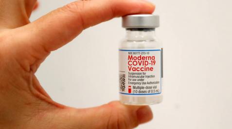 Un sanitario sostiene una dosis de la vacuna de Moderna en Nueva York. Un sanitario sostiene una dosis de la vacuna de Moderna en Nueva York.