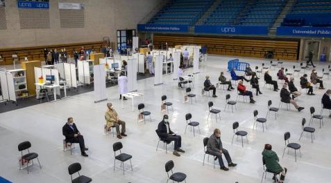 Centro de vacunación en el pabellón de la UPNA La presidenta del Gobierno de Navarra, María Chivite, ha visitado las instalaciones para la vacunación contra el coronavirus en la UPNA acompañada por la consejera de Salud, Santos Induráin, y el rector de la UPNA, Ramón Gonzalo.