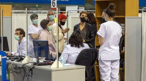 Centro de vacunación en el pabellón de la UPNA La presidenta del Gobierno de Navarra, María Chivite, ha visitado las instalaciones para la vacunación contra el coronavirus en la UPNA acompañada por la consejera de Salud, Santos Induráin, y el rector de la UPNA, Ramón Gonzalo.