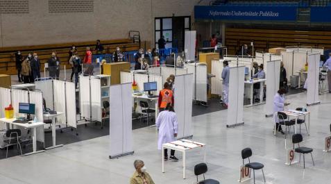 Centro de vacunación en el pabellón de la UPNA La presidenta del Gobierno de Navarra, María Chivite, ha visitado las instalaciones para la vacunación contra el coronavirus en la UPNA acompañada por la consejera de Salud, Santos Induráin, y el rector de la UPNA, Ramón Gonzalo.