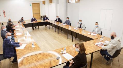 El vicepresidente Aierdi, la directora general Izaskun Abril, y representantes de los ayuntamientos de Tierra Estella. El vicepresidente Aierdi, la directora general Izaskun Abril, y representantes de los ayuntamientos de Tierra Estella.